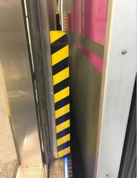 列车开门时请勿触碰车门谨防被夹,被夹在安全门和车门之间