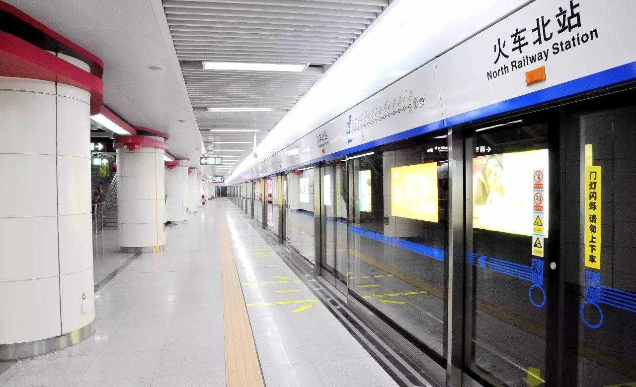 列车开门时请勿触碰车门谨防被夹,被夹在安全门和车门之间