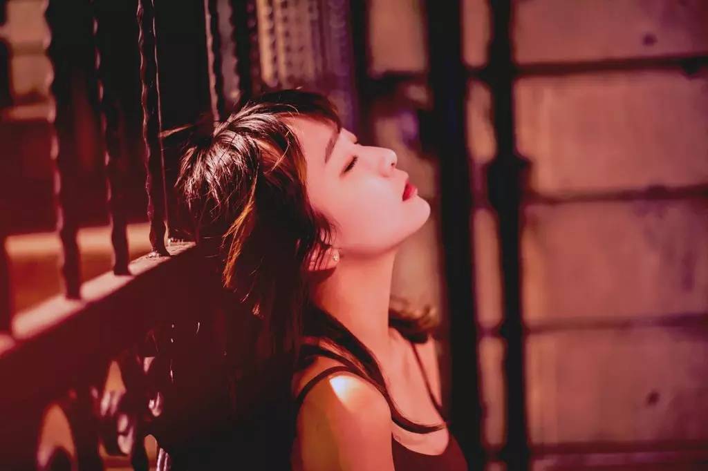 走进夜晚，拍一组让人迷恋的夜景人像