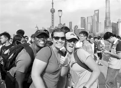 中国游客在韩国免税店前排队购物,中国游客到韩国免税店