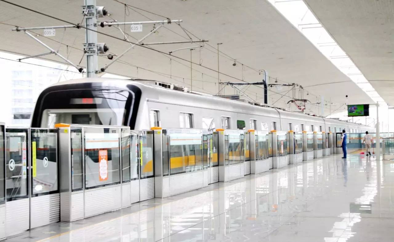 列车开门时请勿触碰车门谨防被夹,被夹在安全门和车门之间