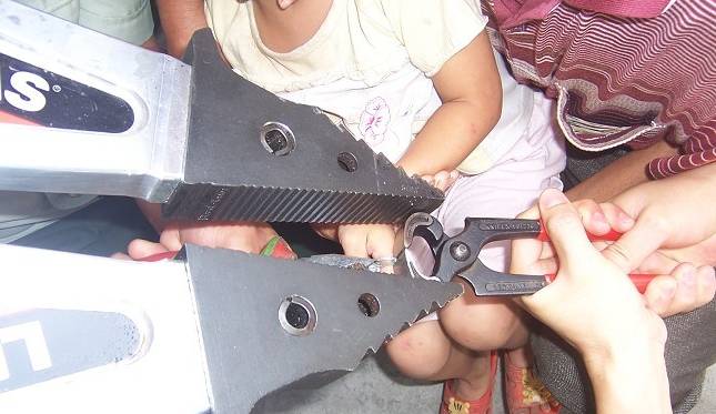 成长不易，小孩卡手需警惕！娄底新化某幼儿园小床竟“咬住”女孩手指！