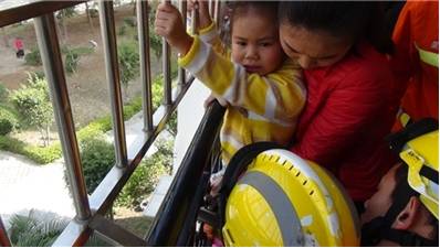 成长不易，小孩卡手需警惕！娄底新化某幼儿园小床竟“咬住”女孩手指！