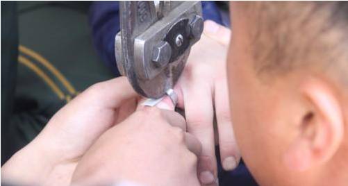 成长不易，小孩卡手需警惕！娄底新化某幼儿园小床竟“咬住”女孩手指！