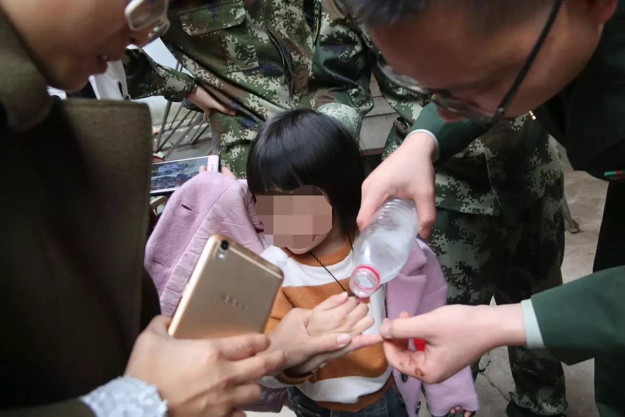 成长不易，小孩卡手需警惕！娄底新化某幼儿园小床竟“咬住”女孩手指！