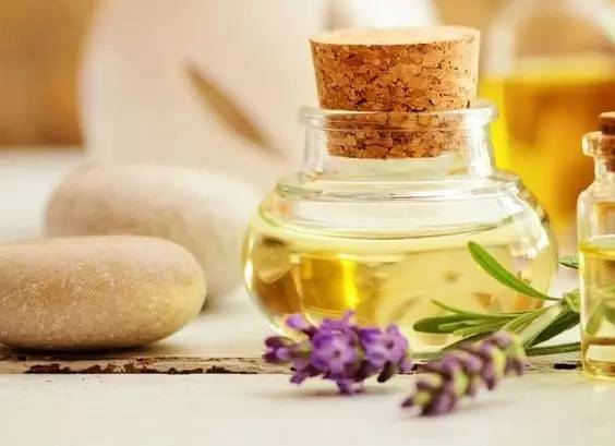 别小看这两样东西可以救命,精华油的几大美肤功效你都了解吗