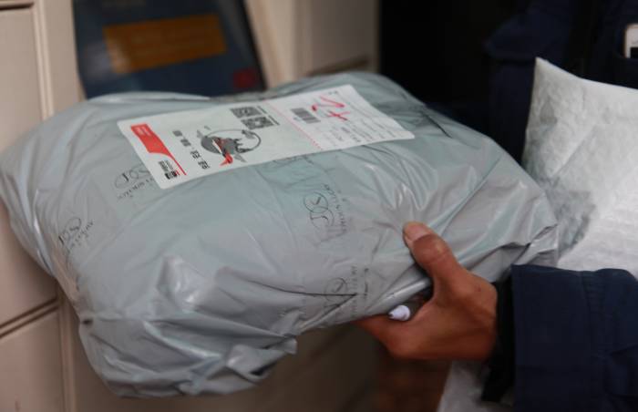 武汉快递员一单挣多少,快递员月薪8000不干了