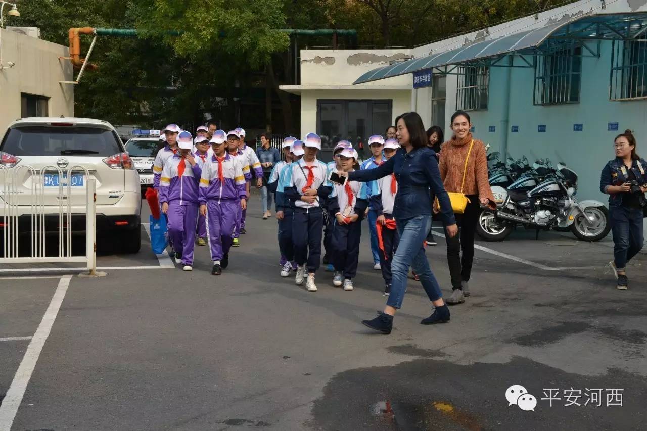 警营开放日小记者团进警营,小记者走进军营