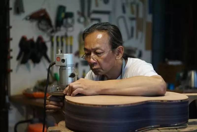 此地人|忘情指舞——大师级手工制琴师解小石