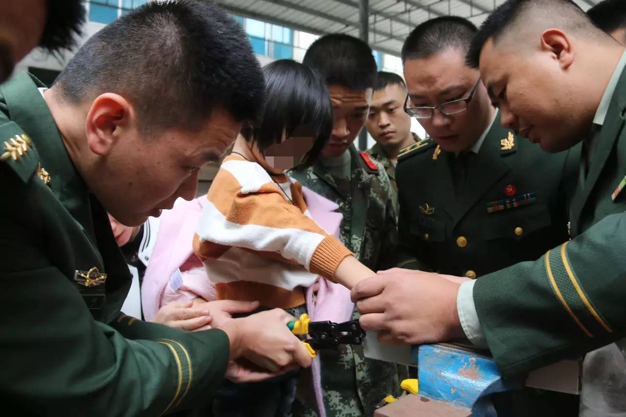 成长不易，小孩卡手需警惕！娄底新化某幼儿园小床竟“咬住”女孩手指！