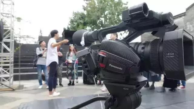 他是新浪潮戏剧的发起人，他说戏剧是当下且危险的