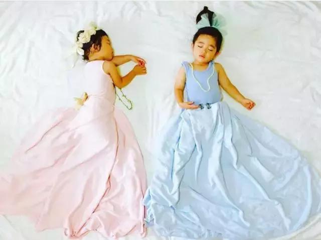 这个日本女人竟然对自己熟睡的孩子做出了这些......