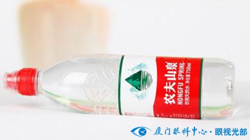 矿泉水能不能暂时代替隐形眼镜,矿泉水可以代替隐形眼镜护理液吗