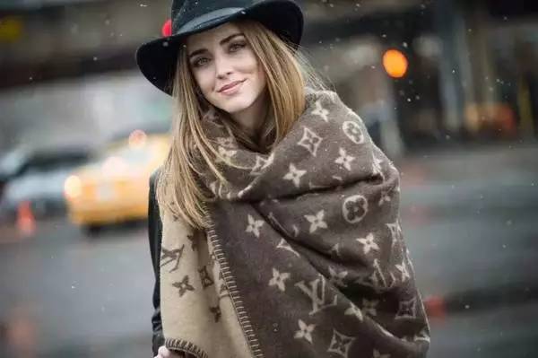 lv围巾正品和仿品区别,LV围巾奢侈品鉴别