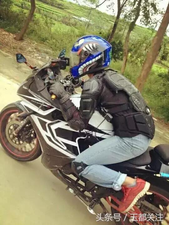 茂名信宜昨天举办了一场浪漫潮流的摩托机车婚礼