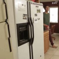 萌宠萌图第735：喵星人偷吃主人放在桌子上的食物