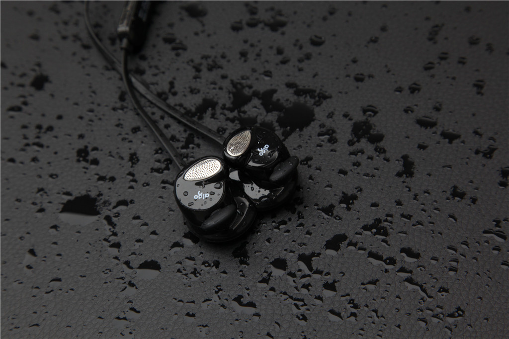 有线耳机唯一的好处是不怕没电,磁吸式耳机更换电池