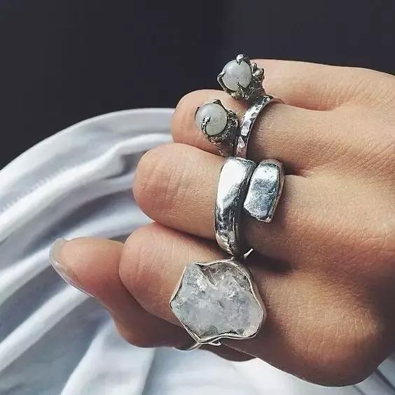 醒醒吧，你以为一只YSL就能堵住女人的嘴？