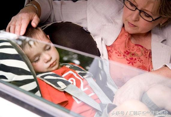 宝宝不愿意坐车有什么办法,宝宝不爱抱着喝奶怎么办