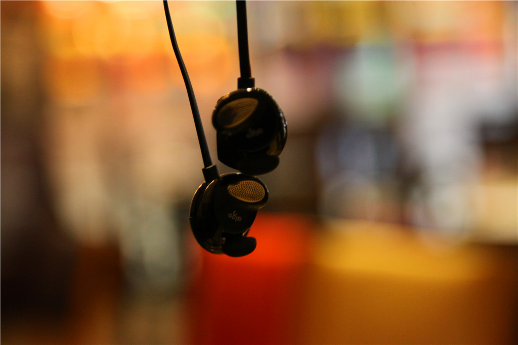 有线耳机唯一的好处是不怕没电,磁吸式耳机更换电池