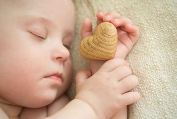 宝宝睡觉大哭怎么叫醒,宝宝睡觉突然大哭怎么哄也哄不好