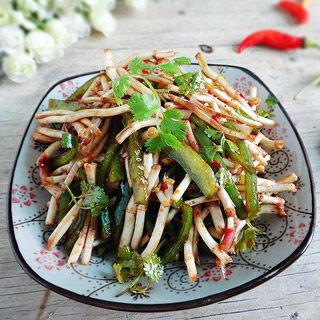 来贵州第一天就吃到一味凉拌鱼腥草，原来这道菜竟然这么有好处