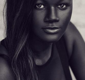 世界公认最黑的模特,世界上肤色最黑的模特