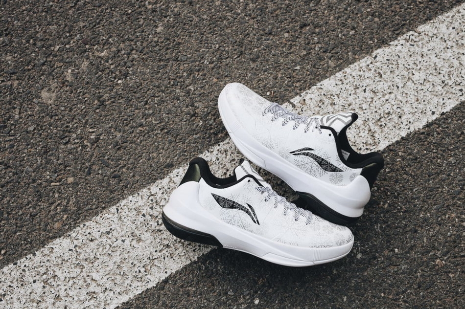 国产Kobe5？李宁闪击3低帮版球鞋Speed3Low