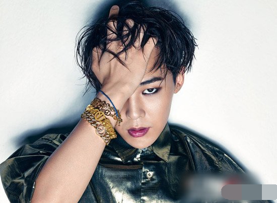 他是音乐界实力歌手，衣品很正的*男美**，半个娱乐圈都是他的粉丝！