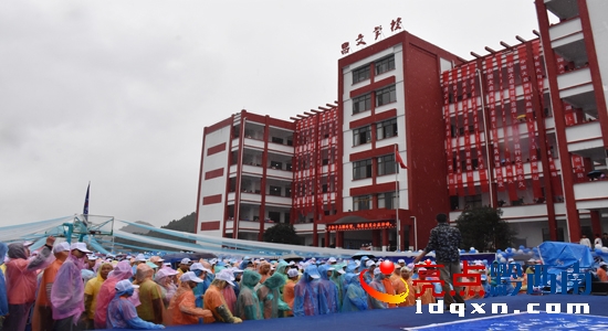 爱心点燃希望助学活动开始,点燃希望为爱前行爱心公益捐赠