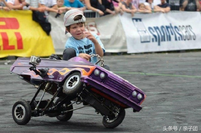 帅哥开车很酷的视频,小帅哥开车样子