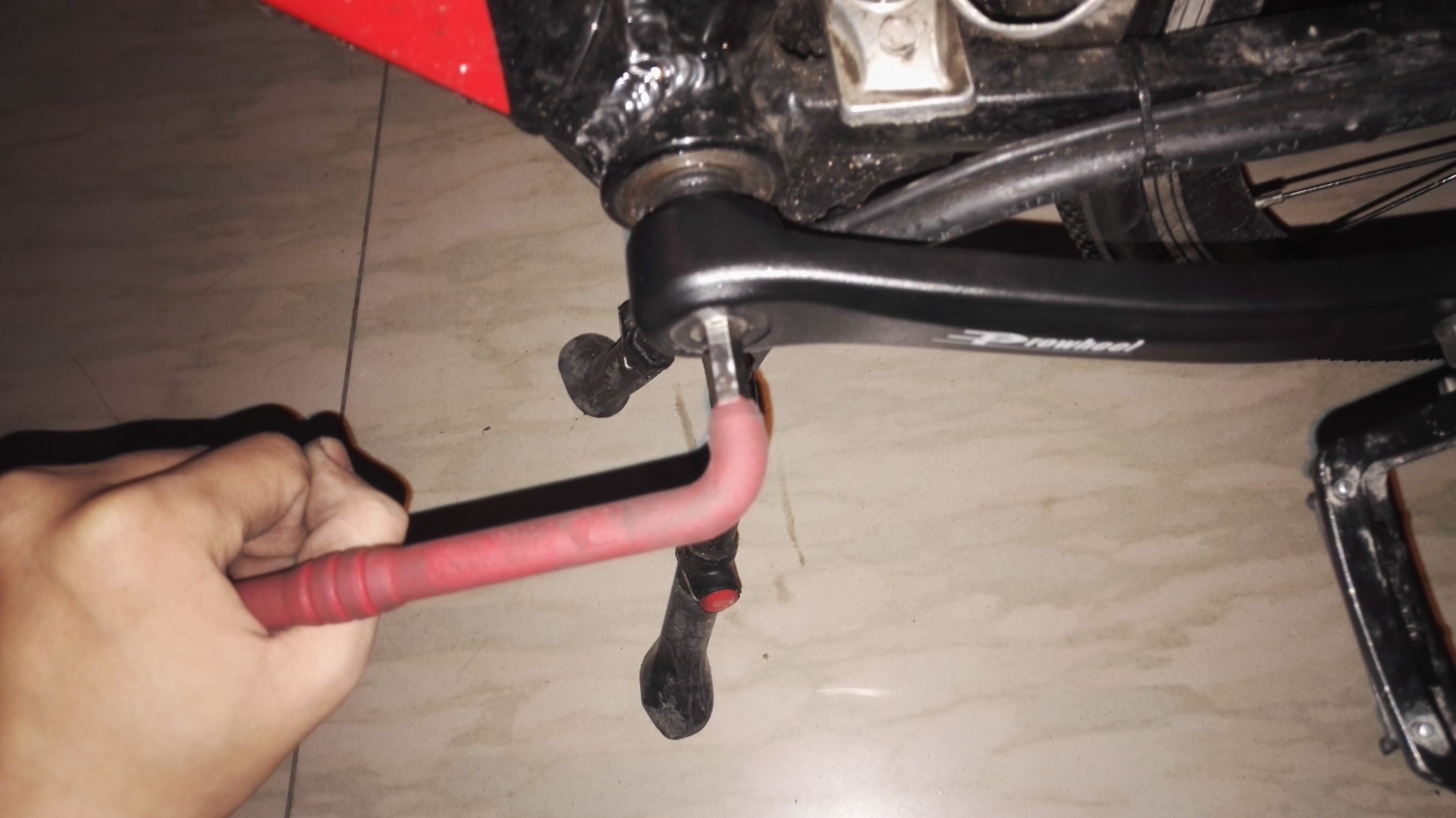 自行车脚踏轴拆卸,自行车脚踏牙盘拆解