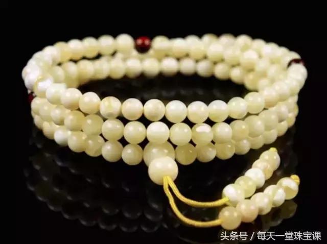 比鸡油黄好的蜜蜡,蜜蜡里面有棉絮值钱吗