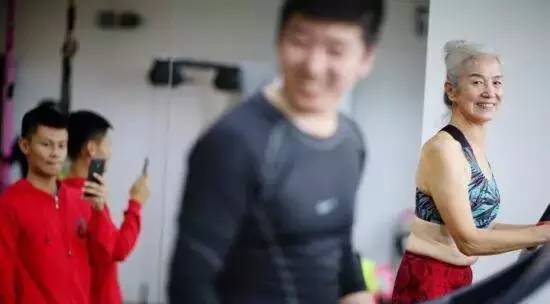 78岁天津老奶奶坚持健身,73岁天津白发奶奶坚持健身13年