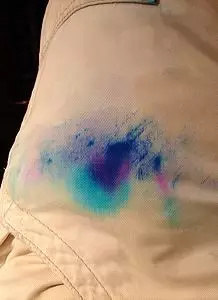 小妙招衣服染上笔墨怎么洗,用什么方法能把衣服上染的色洗掉