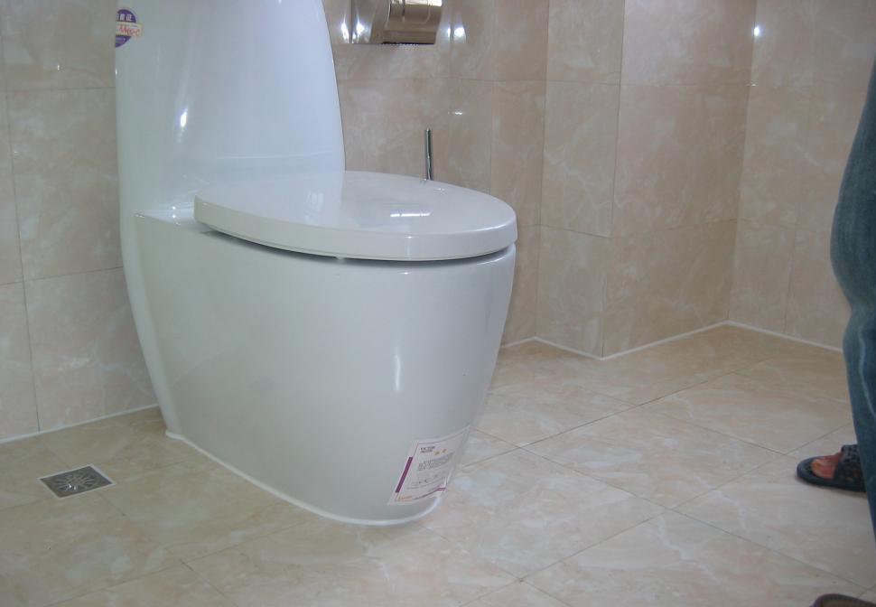 卫生间漏水应该怎么找师傅解决,卫生间老水管漏水怎么接管