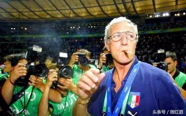 里皮06年夺冠时抽雪茄,里皮抽雪茄高举大力神杯