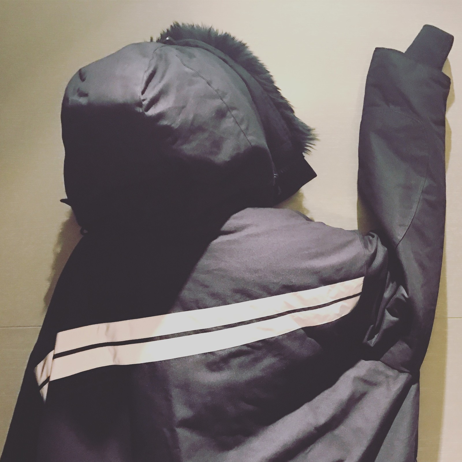 关晓彤总算不穿秋裤现身了,关晓彤穿黑色保暖衣