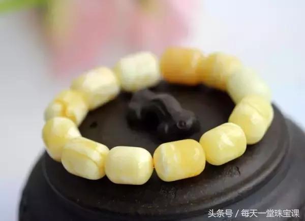 比鸡油黄好的蜜蜡,蜜蜡里面有棉絮值钱吗