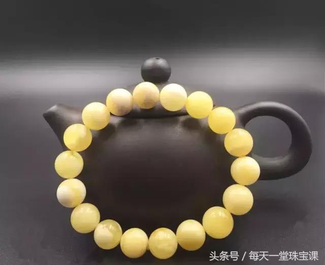 比鸡油黄好的蜜蜡,蜜蜡里面有棉絮值钱吗