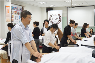 芳香疗法丨芳香治疗师的功底，做得了治疗，挑得起商战