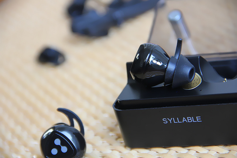 主耳机监听副耳机,主音质蓝牙耳机