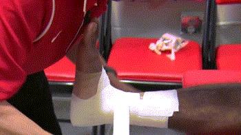 踢球脚踝崴了怎么处理,踢球脚踝受伤如何恢复和保护