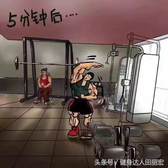 在健身房坐在器械上,健身房在器械上玩手机