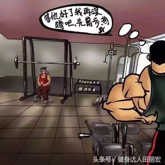 在健身房坐在器械上,健身房在器械上玩手机