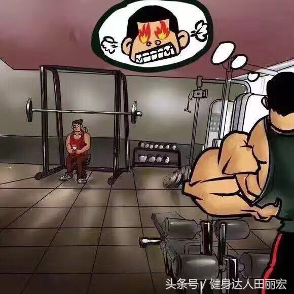 在健身房坐在器械上,健身房在器械上玩手机