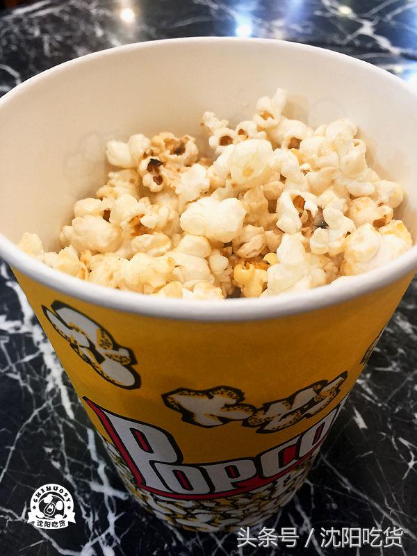 热气腾腾的铁锅炖鱼看起来好美味,铁锅炖鱼真的好吃