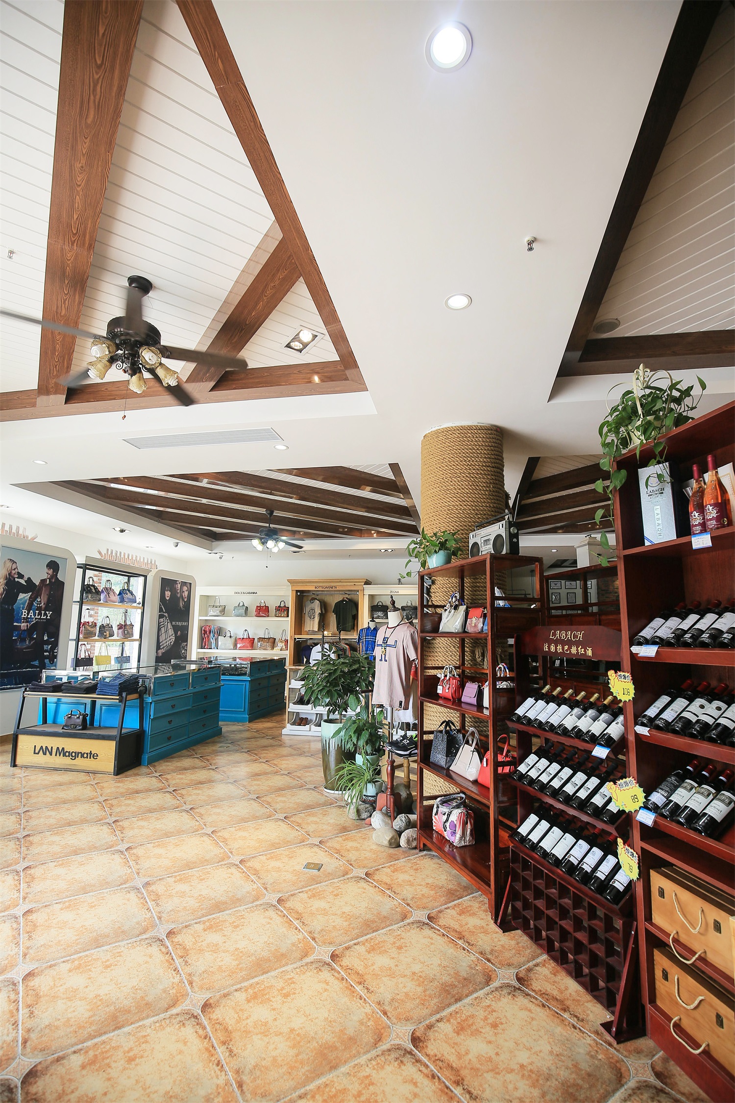 襄阳思新设计--马戈雷特奢侈品集合店