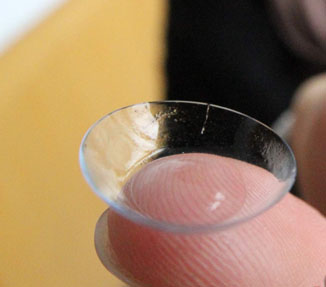 为什么美瞳隐形眼镜戴久了会模糊,美瞳戴上之后四周感觉视线模糊