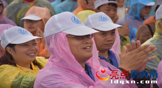 爱心点燃希望助学活动开始,点燃希望为爱前行爱心公益捐赠